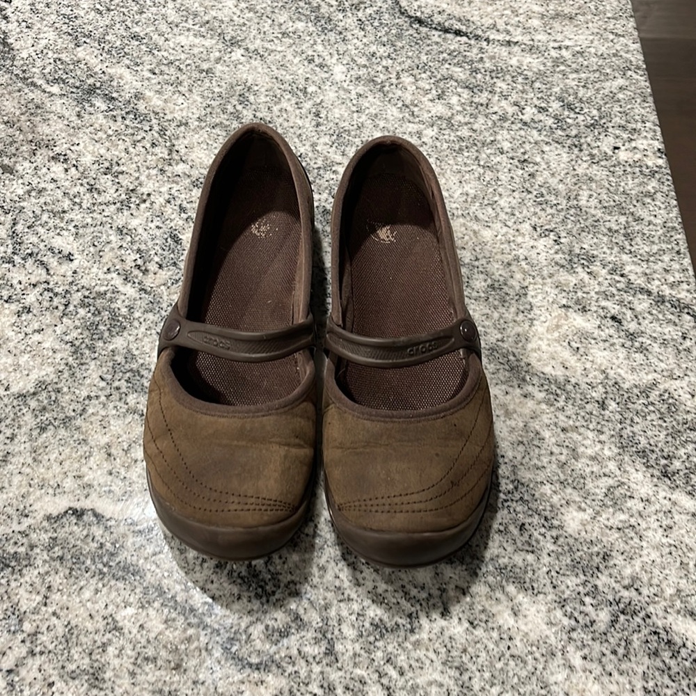 Crocs Womens Brown Wrapped Nubuck Leather MaryJane Size 8W. See wear in pictures